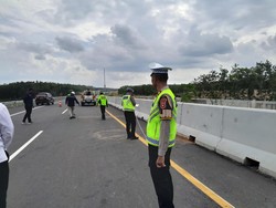 Avanza Pecah Ban Tabrak Pembatas Tol Indraprabu, 2 Orang Tewas