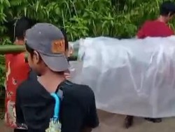 Perjuangan Warga Cianjur Antar Jenazah ke Rumah Duka