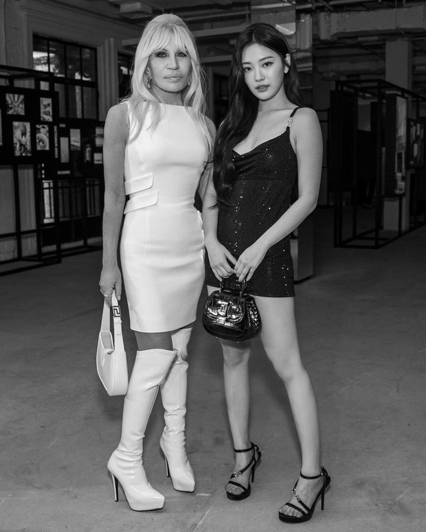 Potret Ningning aespa bersama Donatella Versace/ Foto: instagram.com/donatella_versace Potret Ningning aespa bersama Donatella Versace