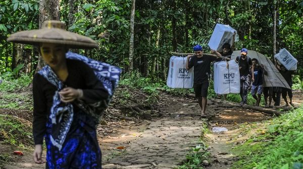 Potret Pengiriman Logistik Pemilu 2024 di Pedalaman Badui