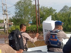 Potret Polisi-PPK Distribusi Logistik Pemilu di Rohil, Lewat Jalur Darat-Laut