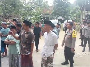 Belum Dapat Undangan Nyoblos, Puluhan Warga Sampang Geruduk Sekretariat PPS Belum Dapat Undangan Nyoblos, Puluhan Warga Sampang Geruduk Sekretariat PPS