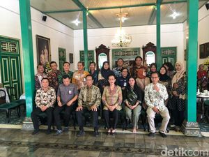 Sultan dan Keluarga Terima Undangan Nyoblos dari KPU Jogja Sultan dan Keluarga Terima Undangan Nyoblos dari KPU Jogja
