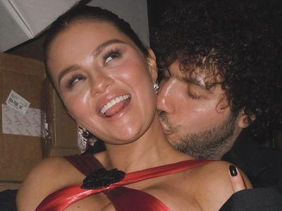 6 Foto Hot Selena Gomez dan Pacar Barunya, Pelukan hingga Cium Leher