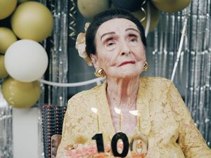 Potret Nenek Sharena Delon yang Baru Ulang Tahun ke-100 Potret Nenek Sharena Delon yang Baru Ulang Tahun ke-100