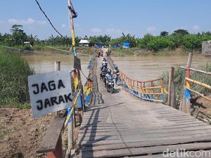 Pantura Demak Putus Imbas Banjir, Jembatan Apung Sungai Wulan Jadi Primadona