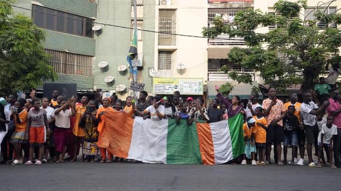 Suka Cita Warga Pantai Gading Rayakan Juara Piala Afrika Ivory Coast Soccer fans wave to the Ivory Coast Soccer team players during a road caravan with the Africa Cup of Nations trophy on a street in Abidjan, Ivory Coast, Monday, Feb. 12, 2024, one day after they defeated Nigeria and won the 2024 African Cup of Nations. (AP Photo/Sunday Alamba)