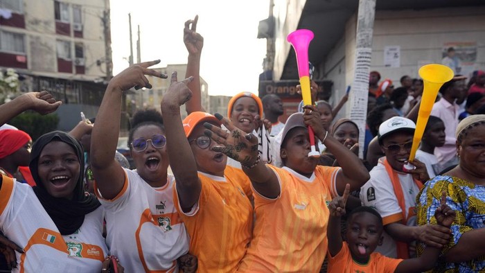 Suka Cita Warga Pantai Gading Rayakan Juara Piala Afrika Ivory Coast Soccer fans wave to the Ivory Coast Soccer team players during a road caravan with the Africa Cup of Nations trophy on a street in Abidjan, Ivory Coast, Monday, Feb. 12, 2024, one day after they defeated Nigeria and won the 2024 African Cup of Nations. (AP Photo/Sunday Alamba)