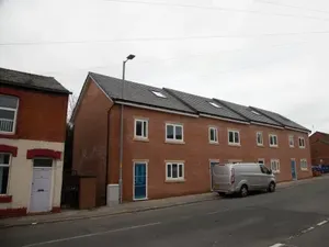 Begini Jadinya Kalau Tiang Lampu Jalan Dibangun Tembus Atap Rumah Orang