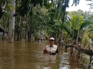 Perjuangan Petugas Lepas APK di Muba, Terjang Banjir hingga Terseret Arus