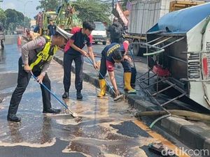Truk Muat Solar Terguling di Pasuruan, Lalin Malang-Pandaan Tersendat