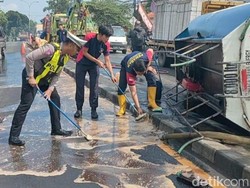 Truk Muat Solar Terguling di Pasuruan, Lalin Malang-Pandaan Tersendat