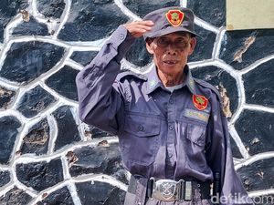Kisah di Balik Seragam Hansip Kedodoran Abah Unen Kisah di Balik Seragam Hansip Kedodoran Abah Unen