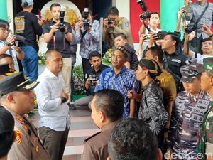 Cek TPS, Walkot Eri Targetkan Minimal 85% Pemilih di Surabaya Berpartisipasi Cek TPS, Walkot Eri Targetkan Minimal 85% Pemilih di Surabaya Berpartisipasi