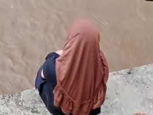 Viral Wanita Diduga Hendak Bunuh Diri di Jembatan Musi IV Palembang