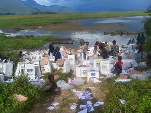 Heboh Warga Paniai Unboxing Logistik Pemilu hingga 125 Kotak Suara Rusak