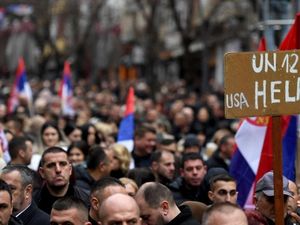 Mata Uang Dinar Dilarang, Ribuan Warga Etnis Serbia di Kosovo Ngamuk