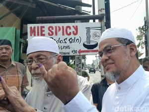 Baasyir Nyoblos Pertama di Sukoharjo: Kita Pilih yang Ngerti Islam Baasyir Nyoblos Pertama di Sukoharjo: Kita Pilih yang Ngerti Islam