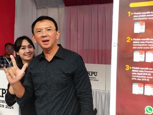 Ahok dan Puput Nastiti Devi Nyoblos di TPS 112 Pluit Jakut Ahok dan Puput Nastiti Devi Nyoblos di TPS 112 Pluit Jakut