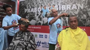 Aksi Cukur Rambut Rayakan Keunggulan Hitung Cepat Prabowo-Gibran