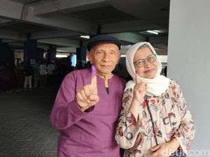 Potret Mesra Amien Rais dan Istri Gandengan Tangan di TPS