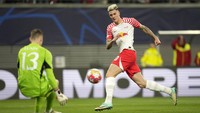 Benjamin Sesko dari RB Leipzig adalah nama berikutnya. Plettenberg mengklaim, Man United menaruh minat serius terhadap sosok yang juga rutin dikaitkan dengan sejumlah klub Inggris tersebut. Foto: AP/Matthias Schrader  