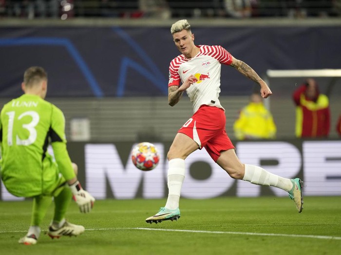 Leipzig's Benjamin Sesko misses to score against Real Madrid's goalkeeper Andriy Lunin during the Champions League round of 16 first leg soccer match between RB Leipzig and Real Madrid at the Red Bull arena stadium in Leipzig, Germany, Tuesday, Feb. 13, 2024. (AP Photo/Matthias Schrader)