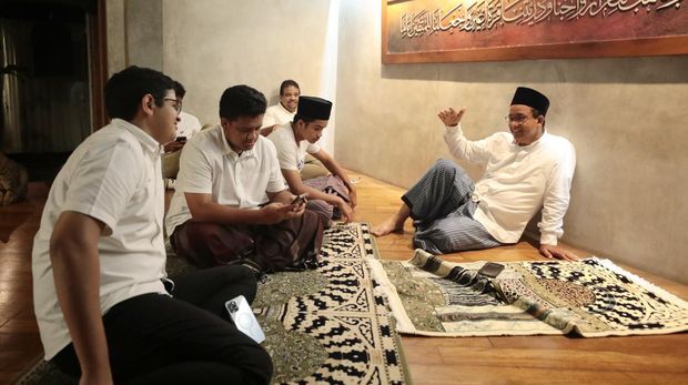 Anies Baswedan salat berjamaah bersama keluarga jelang pencoblosan Pemilu 2024 pada hari ini, Rabu (14/2).