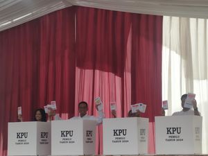 Momen Anies Nyoblos Bareng Keluarga di Lebak Bulus