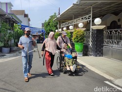 Antusiasnya Sunifah Ikut Nyoblos Meski Harus Naik Kursi Roda