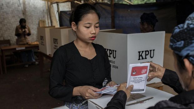 An woman from the indigenous Baduy tribe casts her ballot and votes at a polling station during Indonesias presidential and legislative elections in Kanekes Village, Lebak, Banten province on February 14, 2024. Voting began on February 14 in Indonesia's presidential, national and provincial elections at more than 800,000 polling stations across the country, with nearly 205 million people eligible to cast their ballot. (Photo by ADITYA AJI / AFP)