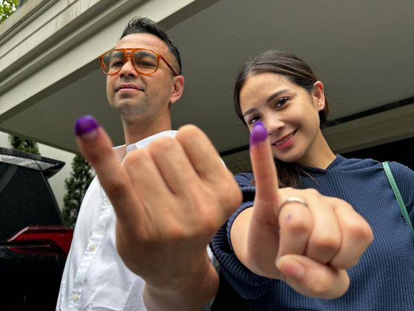 Gaya 10 Artis Nyoblos Pemilu 2024, Pakai Kaus Santai Hingga Berbatik Rapi