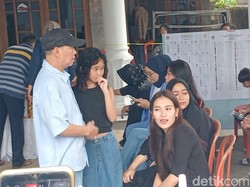 Nyoblos Bareng Keluarga, Ayu Ting Ting: Coblos Ayah Ojak