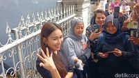Pose 5 Jari dari Ayu Ting Ting Usai Nyoblos