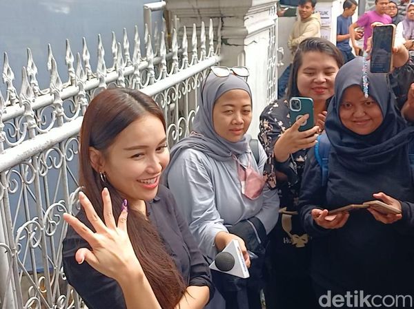 Pose 5 Jari dari Ayu Ting Ting Usai Nyoblos