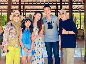 6 Potret Ayu Ting Ting & Calon Suami Liburan Keluarga Bareng ke Banyuwangi