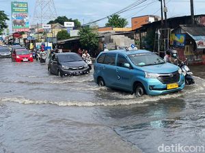 Jalan KH Hasyim Ashari Ciledug Banjir, Macet Panjang Tak Terhindarkan
