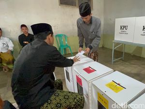 Santri Ponpes Lirboyo Salurkan Hak Pilih di TPS Khusus Santri Ponpes Lirboyo Salurkan Hak Pilih di TPS Khusus