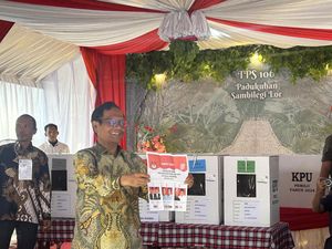 Berbaju Batik, Mahfud Md Nyoblos di TPS 106 Maguwoharjo Yogja Bareng Keluarga