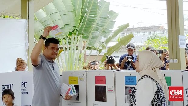 Wali Kota Medan, Bobby Nasution mencoblos di Tempat Pemungutan Suara (TPS) 34, Komplek Tasbi, Blok VV, Kelurahan Asam Kumbang, Kecamatan Medan Selayang, Kota Medan, Rabu (14/2/2024).