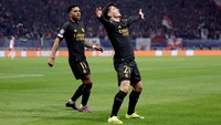 Diaz merayakan gol cantiknya dengan selebrasi ala Jude Bellingham, rekan setimnya yang cedera sehingga absen ikut ke Leipzig. Foto: Getty Images/Soccrates Images