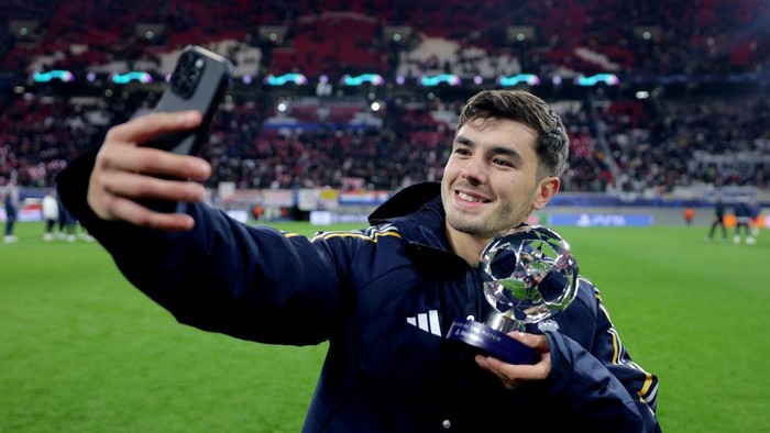 LEIPZIG, GERMANY - FEBRUARY 13: Brahim Diaz of Real Madrid poses for a selfie after being awarded the PlayStation Player of the Match trophy at full-time following the teams victory in the UEFA Champions League 2023/24 round of 16 first leg match between RB Leipzig and Real Madrid CF at Red Bull Arena on February 13, 2024 in Leipzig, Germany. (Photo by Maja Hitij - UEFA/UEFA via Getty Images)