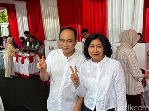 Usai Coblos Pemilu 2024, Menkominfo Budi Pamer Salam Dua Jari