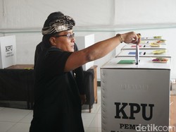 Giri Prasta Gunakan Hak Pilih di Pelaga, Bima Nata Pertama Kali Nyoblos