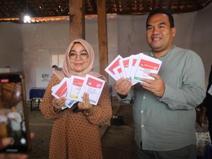 Bupati Blora Nyoblos Bareng Istri di TPS 11 Desa Sendangwungu