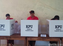 Nyoblos Bareng Keluarga, Bupati Karangasem Kompak Gunakan Baju Serba Merah