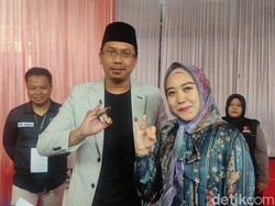 Nyoblos Bareng Gus Ali, Bupati Sidoarjo dan Istri Pamer 2 Jari Dicelup Tinta