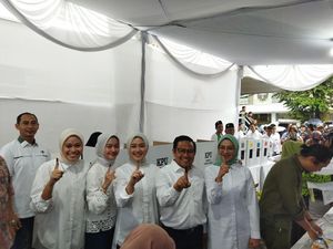 Cak Imin Nyoblos di TPS 023 Kemang Bareng Anak-Istri