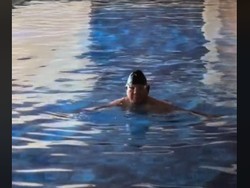 Prabowo Berenang di Kediamannya Seusai Nyoblos