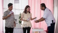 Adu Gaya Menantu Jokowi Saat Coblos: Erina Serba Dior, Selvi Tampil Beda